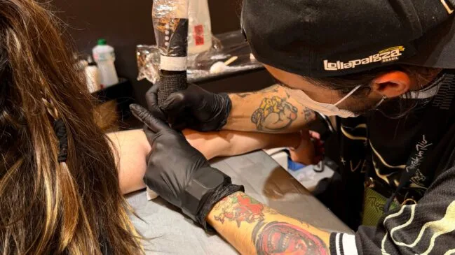 Referência de tatuagem realizada ao vivo em um evento