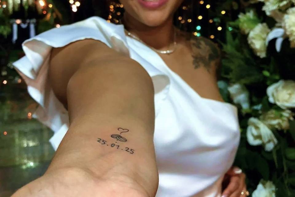 Pequena tatuagem com referência a casamento